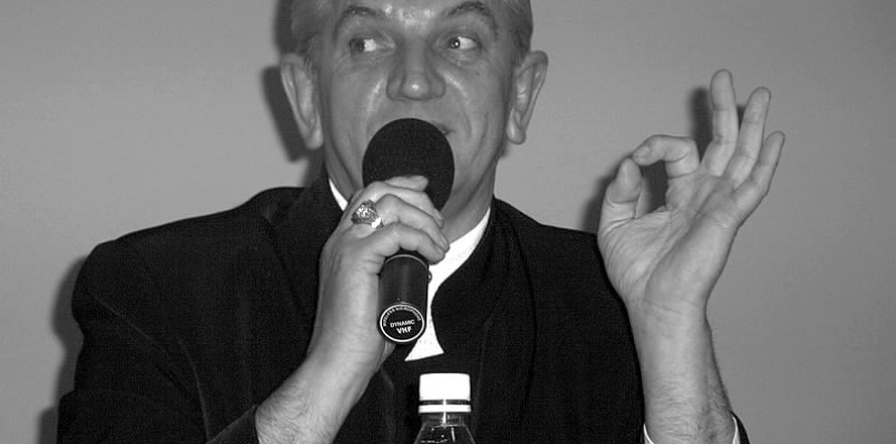 Stanisław Śliwiński podczas debaty zorganizowanej w 2002 roku przez Nowego Łowiczanina przed wyborami burmistrza Łowicza. Odbyła się ona w auli budynku MWSH-P w Al. Sienkiewicza, który już nie istnieje. Fot. arch. NŁ