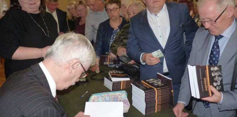 Andrzej Matuszewski i Katarzyna Kozłowska podpisywali książkę. Na zdjęciu w kolejce za autografem: Sławomir Wiak, rektor Politechniki Łódzkiej oraz Stanisław Kwiatkowski, dyrektor szpitala w Płocku. fot. Dorota Grąbczewska