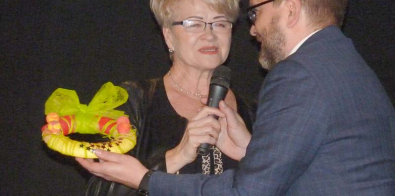 Burmistrz Grzegorz Ambroziak składa na ręce dyrektor ŻDK Magdaleny Rzeźnickiej podziękowania i życzenia. Przekazał ? własnoręcznie zrobiony podczas warsztatów świątecznych w domu kultury ? stroik. fot. Dorota Grąbczewska