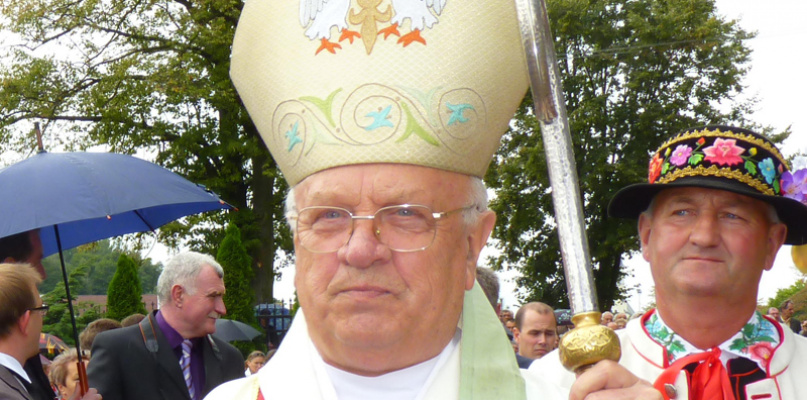 Bikskup Józef Zawitkowski z Ziemią Łowicką związany jest od 1982 roku. Ukochał Księżaków, ich wiarę i folklor. Fot. Archiwum NŁ 