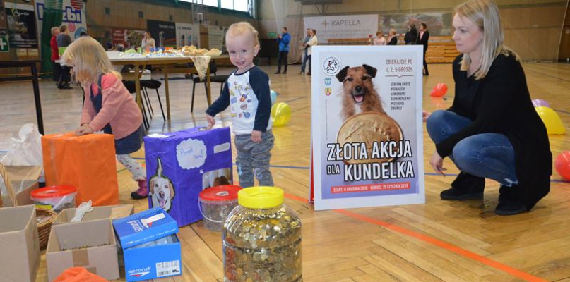 Podczas finału akcji ważone były grosiki dostarczone do OSiR. W widocznym na wadze plastikowym słoju było ich ponad 38 kg. Jaką będą mieć wartość? Mirosława Wolska-Kobierecka