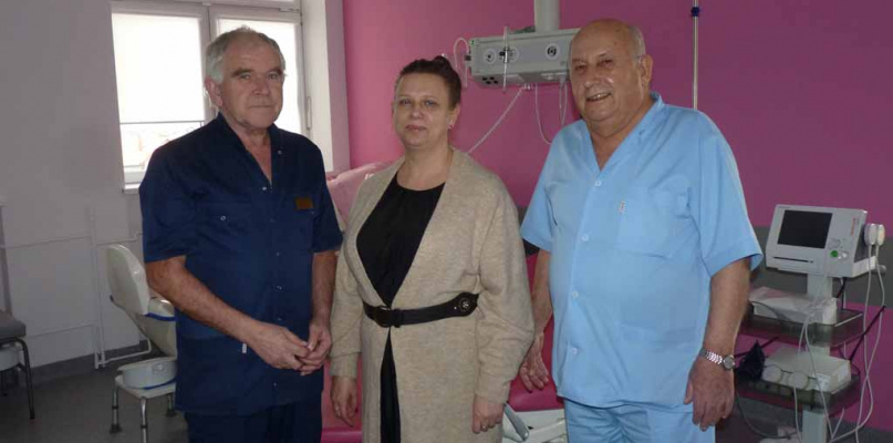 Od lewej: ordynator oddziału Adam Skoneczny, dyrektor szpitala Urszula Kapusta-Tymoshchuk oraz zastępca ordynatora Krzysztof Biernacki. 
Fot. Mirosława Wolska-Kobierecka. Zdjecie zrobiliśmy na sali porodowej łowickeigo szpitala.
