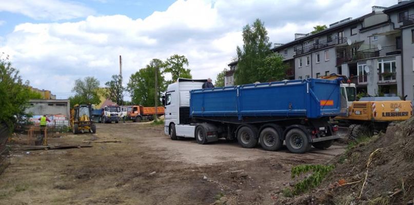 Teren budowy nowego sklepu DINO przy ul. Bolimowskiej. Obecnie prace skupiają się na przygotowaniu gruntu pod fundamenty. fot. Mikołaj Zagawa
