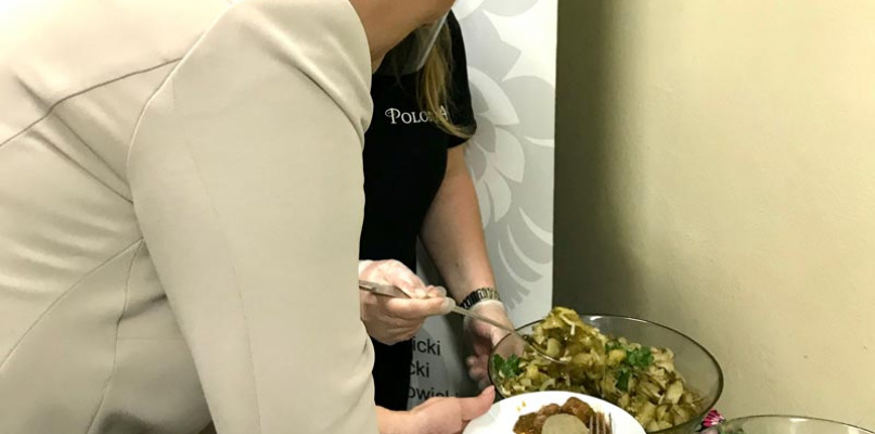 Agata Kornhauser-Duda kosztuje sałatek z Polonii. Fot. Restauracja Polonia w Łowiczu, Stary Rynek 4