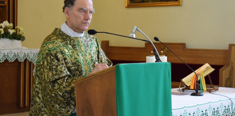 Ks. proboszcz Andrzej Kapaon. podczas mszy, na której obchodził 25-lecie posługi na Osinach fot. Tomasz Matusiak