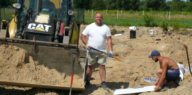 Pracownicy łowickiej firmy Cewogaz przy budowie drenażu.