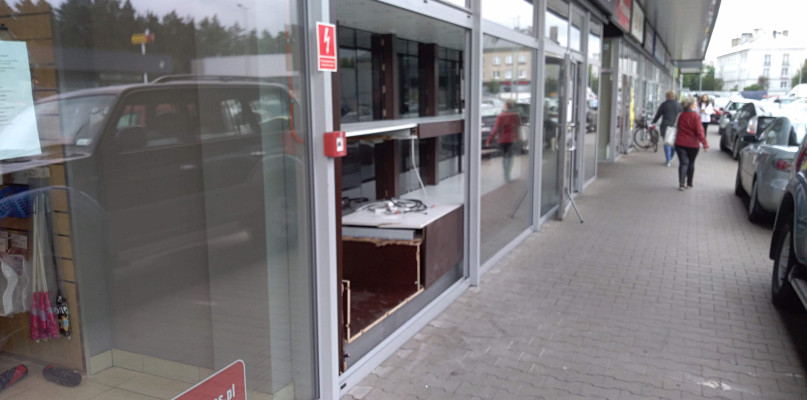 Zniszczona witryna salonu jubilerskiego, przez którą nieznani sprawcy wyciągnęli sejf