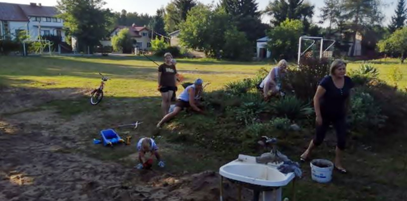 Ubiegłoroczne porządkowanie terenu stowarzyszenia w Piaskach Rudnickich, fot. stowarzyszenie