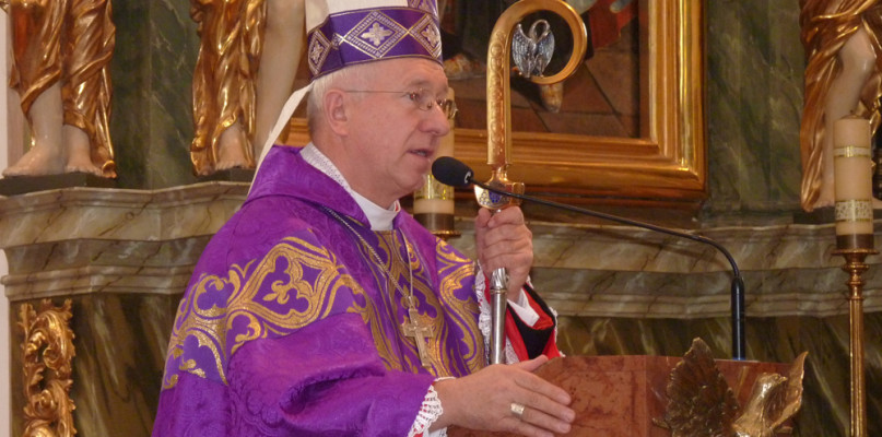 Biskup Andrzej Dziuba. Pierwsze akty molestowania dokonywane przez ks. Piotra S. działy się, gdy  jeszcze biskupem w Łowiczu nie był, ale o kolejnych wiedział od dawna.