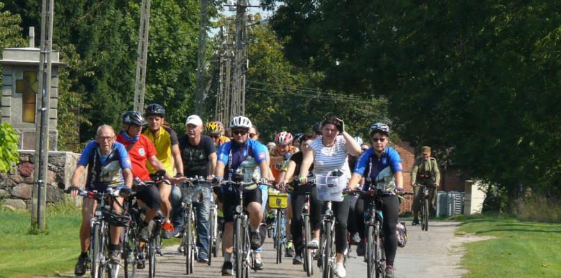 Rowerzyści, uczestnicy rajdu szlakiem 10 Pułku Piechoty. fot. tb