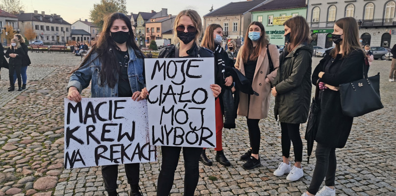 fot. Zdjęcie z sobotniej manifestacji na Nowym Rynku w Łowiczu. 