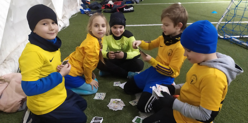Największa wartość dodana to integracja między meczami i to że zamiast komórek, po prostu dzieciaki grają w karty i spędzają ze sobą czas. Fot.: Konrad Ścibor.