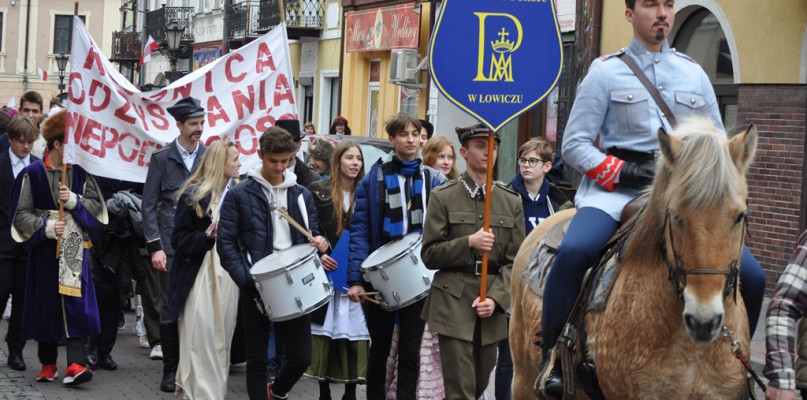 Patriotyczny przemarsz uczniów szkół pijarskich to jedna z ciekawszych inicjatyw, która organizowana jest w listopadzie, z okazji Święta Niepoledległości. Zdjęcie z przemarszu w 2019 roku.