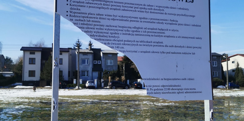 Tak wygląda uszkodzona tablica informacyjna przy ul. Skrętnej. fot. Beata Wszołek-Lewandowska