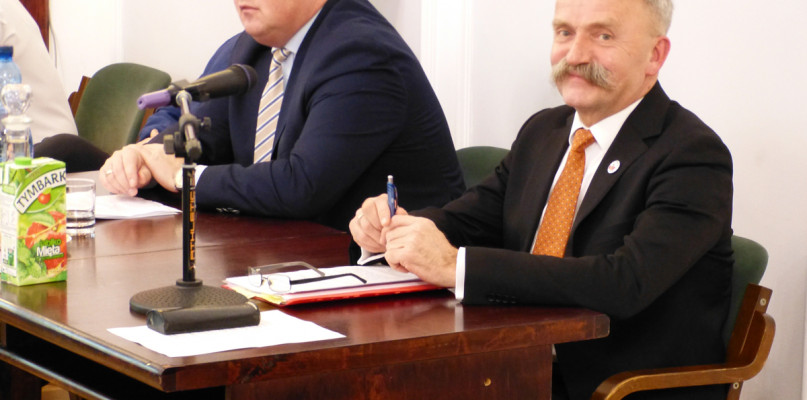 Burmistrz Krzysztof Kaliński zdołał zebrać dość szabel, by wygrać bitwę decydującą o wydatkach na ten rok.