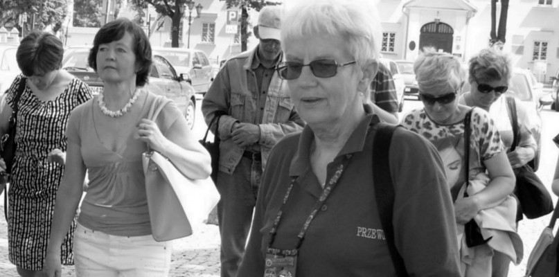 Jadwiga Jagoda Lendzion w czasie oprowadzania grupy turystów w 2017 roku. fot. tb/NL