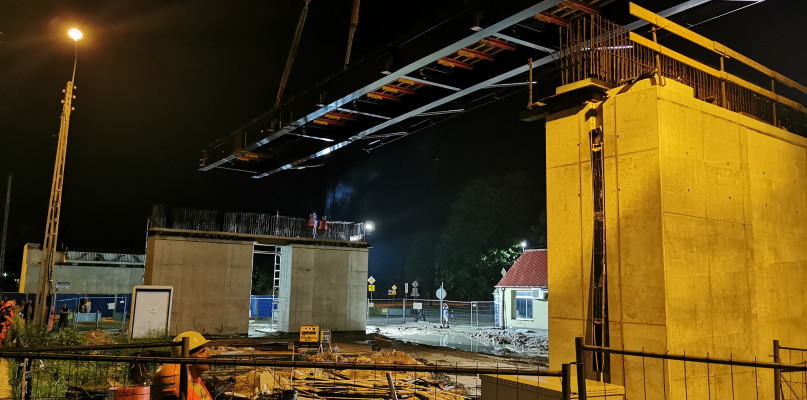 Pierwszy zamontowany element konstrukcji wiaduktu nad torami kolejowymi w Łowiczu
