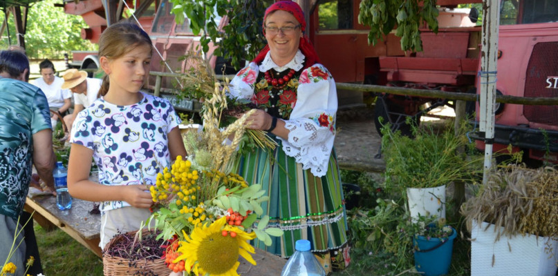 Ostatnim wydarzeniem w skansenie w Maurzycach organizowanym przez Muzeum w Łowiczu były warsztaty z wykonywania bukietów z okazji święta Matki Bożej Zielnej. 
