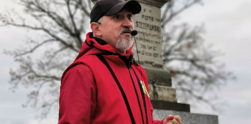 Przewodnik PTTK Zdzisław Kryściak na łowickim cmentarzu katedralnym. fot. TB/NŁ