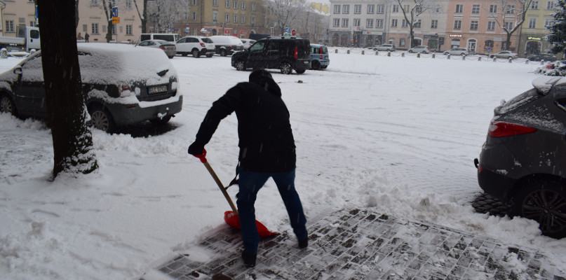 Odśnieżanie na Starym Rynku w Łowiczu. fot. Toamsz Matusiak