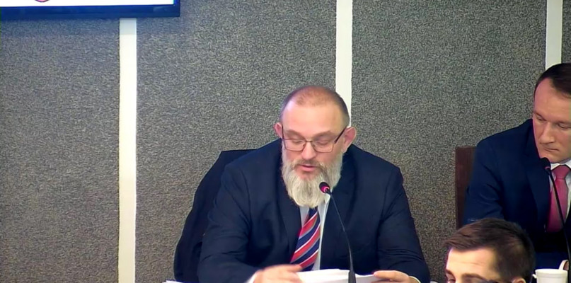 Starosta łowicki Marcin Kosiorek podczas dziejszej sesji. 