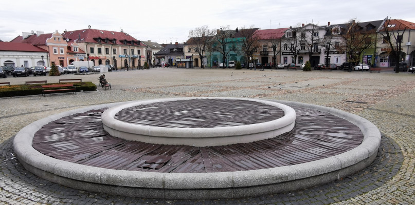 Niestety zmiany na Nowym Rynku nie zakładają zmiany fontanny, obecną czeka jednak remont.