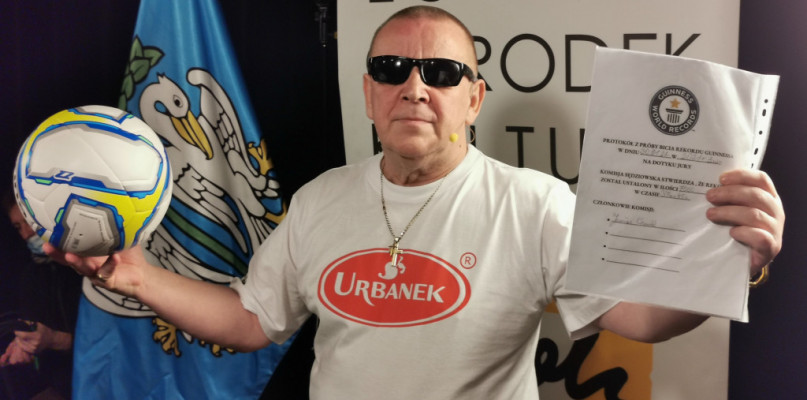 Janusz Chomontek podczas bicia rekordu Guinessa w Łowiczu w 2021 roku. 