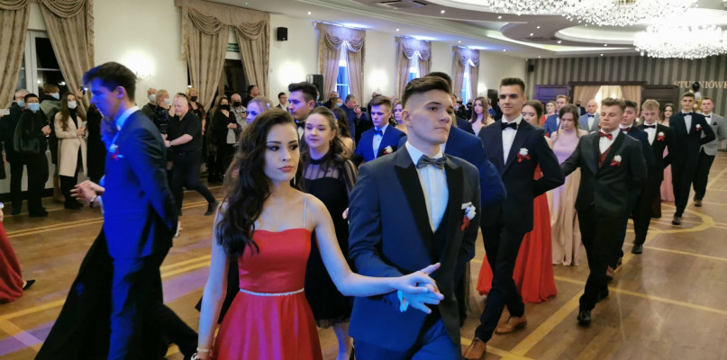 Studniówka I LO w Łowiczu 2022. Polonez. fot. Tomasz Matusiak