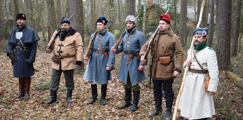 Przedstawiciele Stowarzyszenia Historycznego z Bolimowa pełnią wartę przy pomniku. fot. Tomasz Matusiak