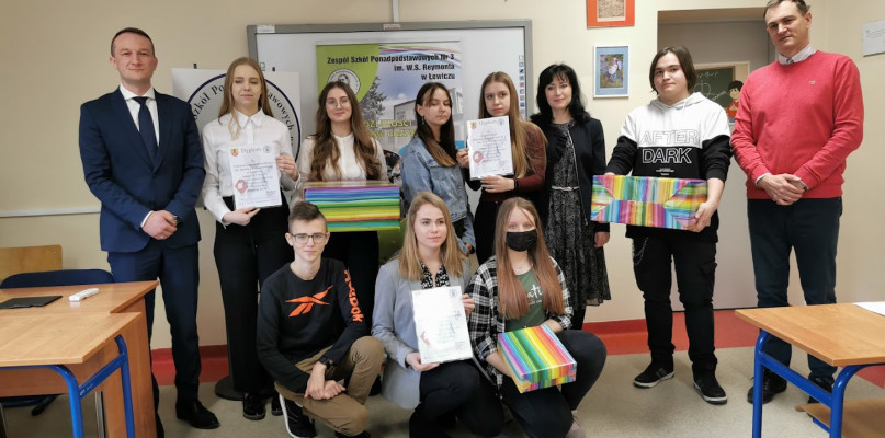 Uczestnicy i organizatorzy konkursu pierwszej pomocy w ZSP nr 3 w Łowiczu. fot. Tomasz Matusiak