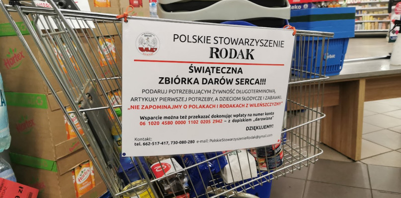 Kosz na dary Polskiego Stowarzyszenia Rodak w TOP Markecie w Łowiczu. fot. Tomasz Matusiak