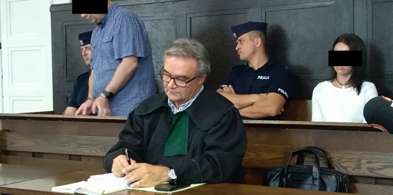 Sala rozpraw Sądu Okręgowego w Łowiczu. Na ławie oskarżonych Marzena B. i Mariusz S. 