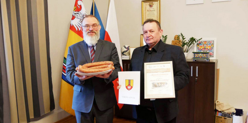 Wojciech Grabowicz otrzymał też dyplom i gratulacje od starosty łowickiego Marcina Kosiorka.fot. Starostwo Powiatowe w Łowiczu
