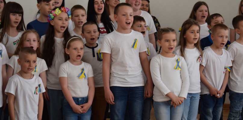 Dzieci z Ukrainy śpiewają "Czerwoną kalinę" w hotelu Lovicz. fot. Tomasz Matusiak