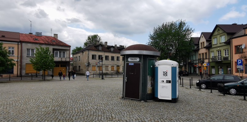 Dwie toalety na Nowym Rynku w Łowiczu, ale tylko jedna działa - TOI TOI. fot. tb/NL