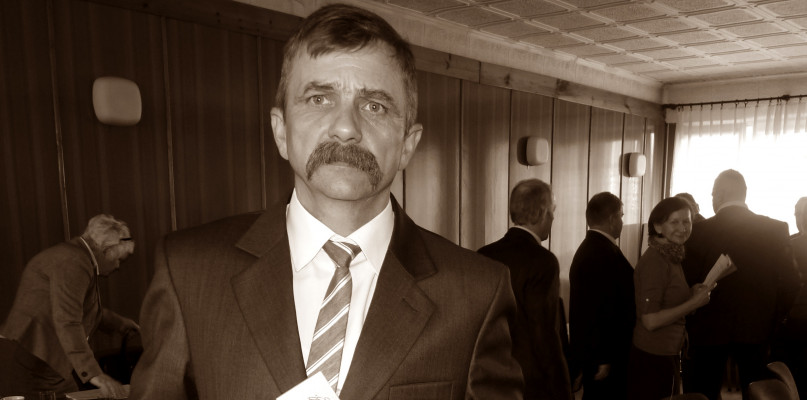 Piotr Lewarski. Zdjęcie wykonaliśmy w 2014 roku, gdy przechodził na emeryturę i samorząd gminy Bielawy dziękował mu za wieloletnią pracę. 
