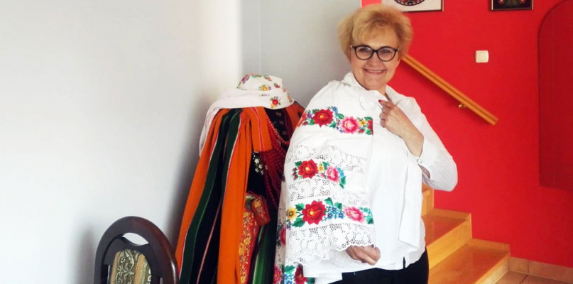 Anna Staniszewska prezentuje okazałe hafty na łowickiej „bielonce”, fot. Dawid Domański/Nowy Łowiczanin