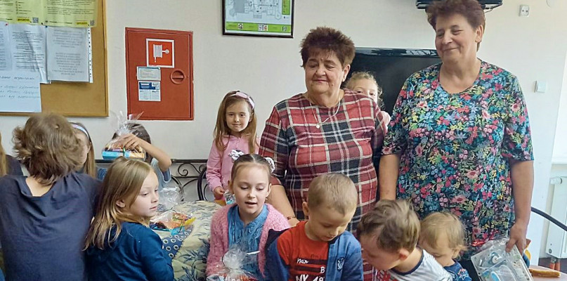 Ukraińskie dzieci mieszkające w Maurzycach wraz z działaczkami Rejonowej Rady KGW: Marią Pietrzak (z lewej) i Jolantą Perzyną. fot. Rejonowa Rada KGW 