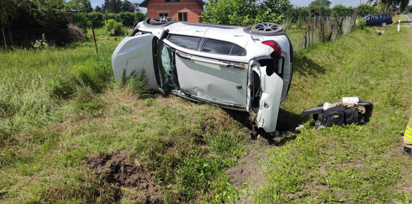 Biała Dacia najpierw uderzyła w przepust, następnie dachowała. fot. OSP Sanniki