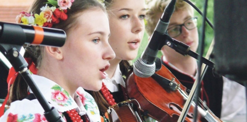 Łowicka Akademia Folkloru - kocert z 2021 roku pod basztą gen S. Klickiego.
