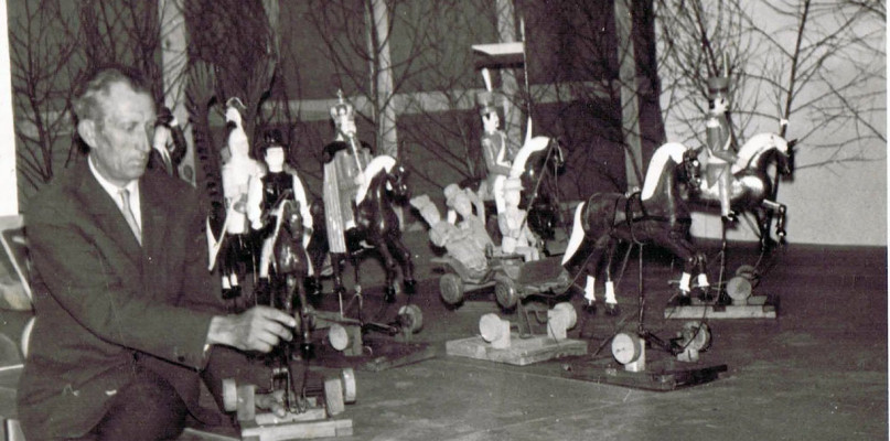 Rok 1972. Julian Brzozowski w I pawilonie swojej „chlewni”, która stała się muzeum.  Figurki w jednym z „kojców”, czyli wnęk. Fot. archiwum Rodziny Brzozowskich