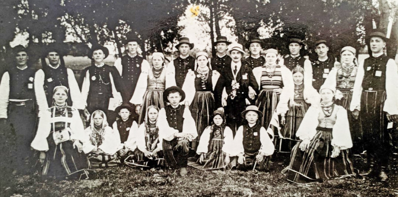 Grupa teatralna bocheniaków pod kierownictwem Czesława Motylińskiego  (stoi w środku), ok. 1914 roku, fot. ze zbioru autorki