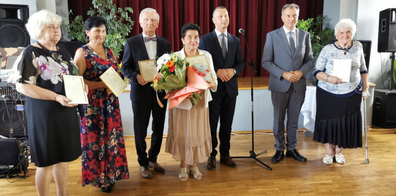 Zduny. Jubileusz 15-lecia istnienia Stowarzyszenia Seniorów Gminy Zduny - na zdjęciu władze gminy wspólnie z zarządem organziacji.. fot. tb/NL