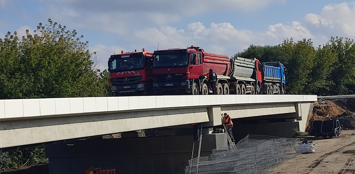 fot. AG-S. Most w Kompinie w czasie pomiarow obciążenia.