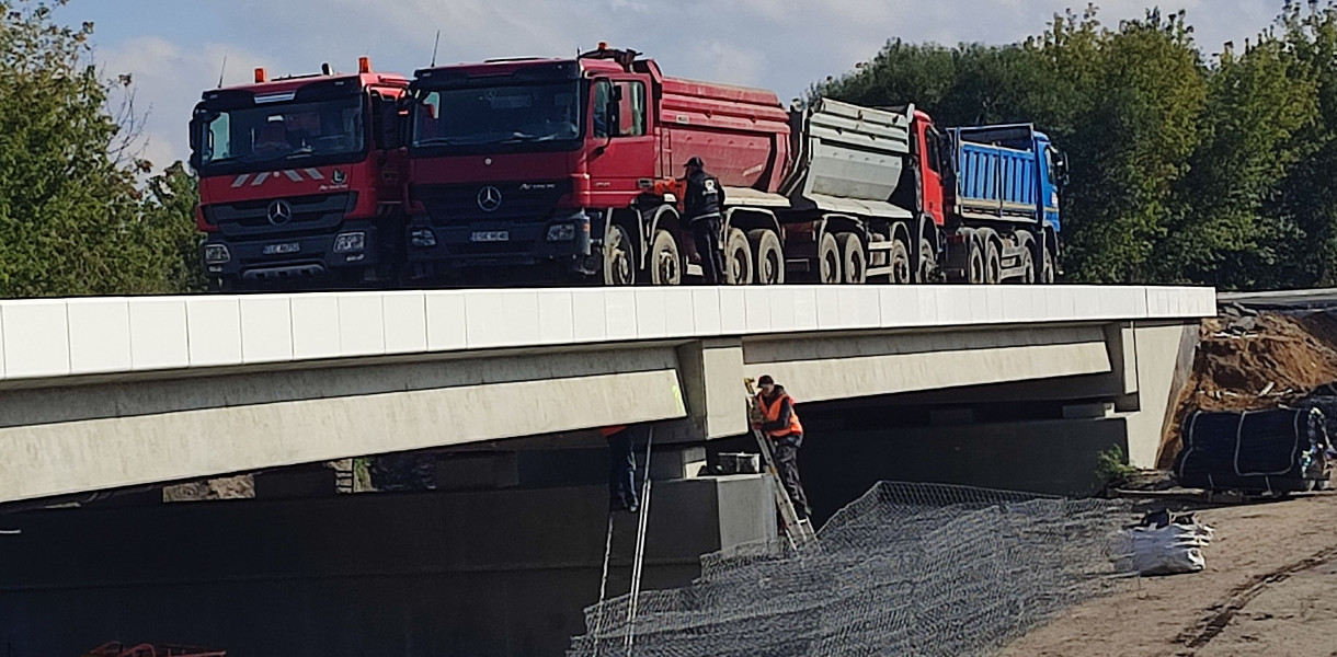 Tak wyglądały wrześniowe próby obciążeniowe mostu w Kompinie, które wypadły pomyślnie. fot. PZDiT