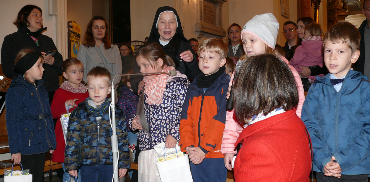 Dzieci z Przedszkola U Bolesi brały udział w oprawie muzycznej mszy św. o godz. 12 w kościele Świętego Ducha w Łowiczu.