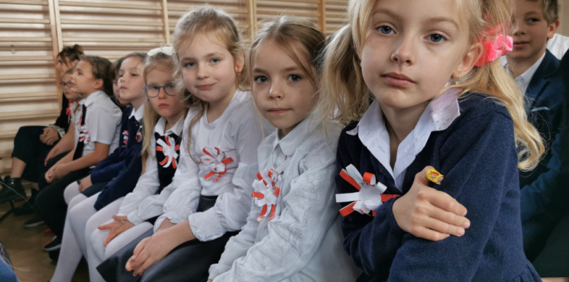 Wszystkie dzieci biorące udział w wydarzeniu miały przypięte do ubrań biało-czerwone kotyliony.fot. tb/NL