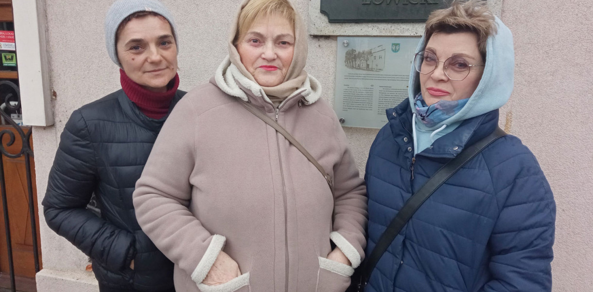 Україна мусить перемогти – кажуть жінки з околиць Запоріжжя (ліворуч), Житомирської області (посередині – двоє її синів воюють) – і Донецької області.