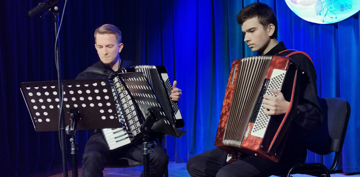 Duet akordeonowy - Dawid Wójcik ze swoim uczniem Michałem Fijołkiem.