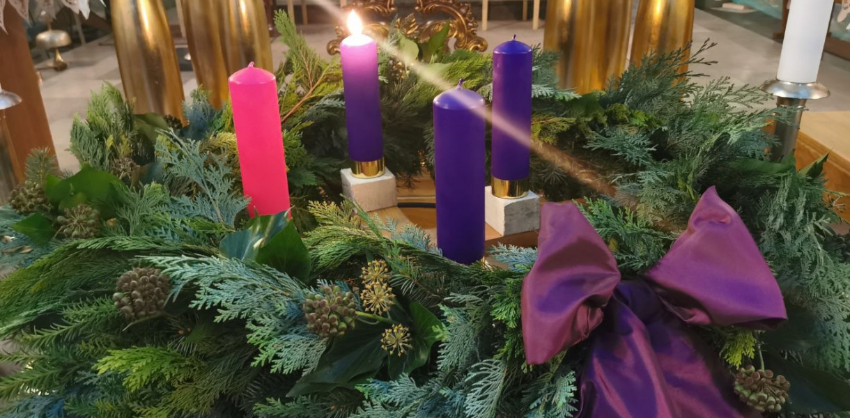 Cztery świece adwentowe w kościele pijarskim w Łowiczu. Na razie płonie pierwsza - bo zaczął się pierwszy tydzień Adwentu.